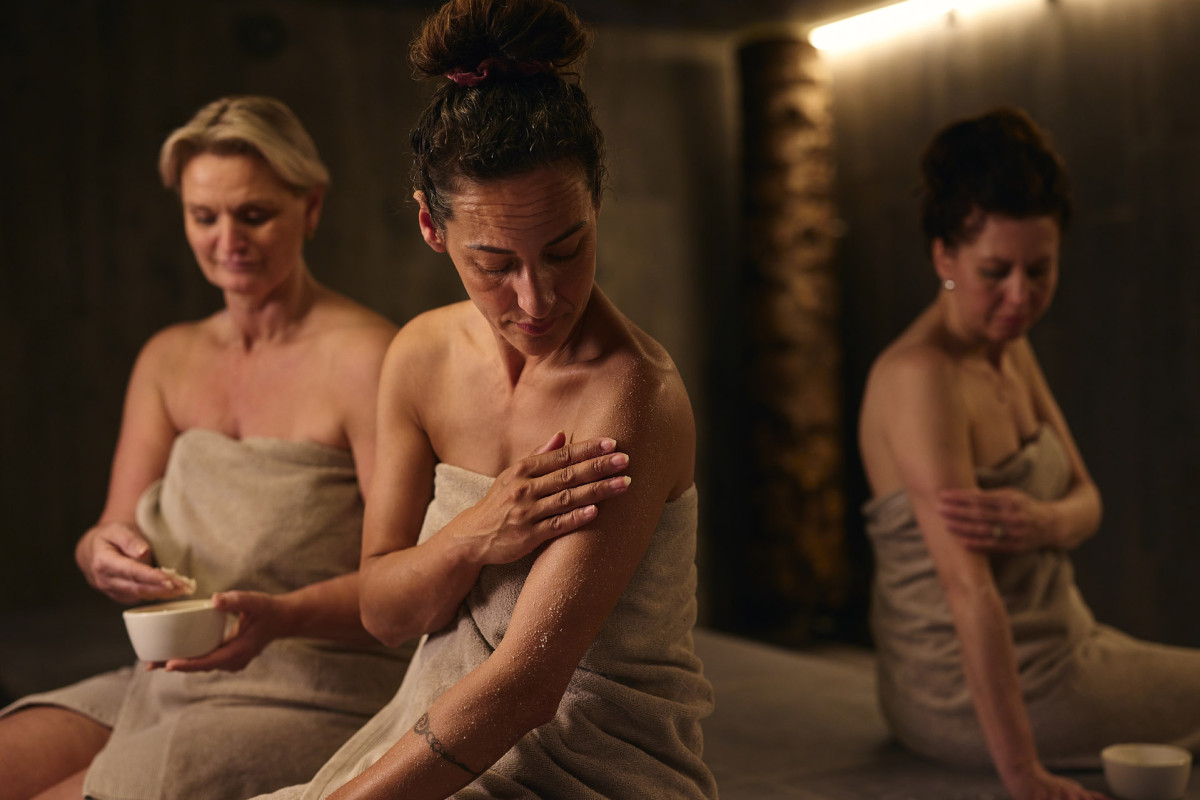  Zwaluwhoeve vrouwen ontspannen en smeren tijdens ritueel