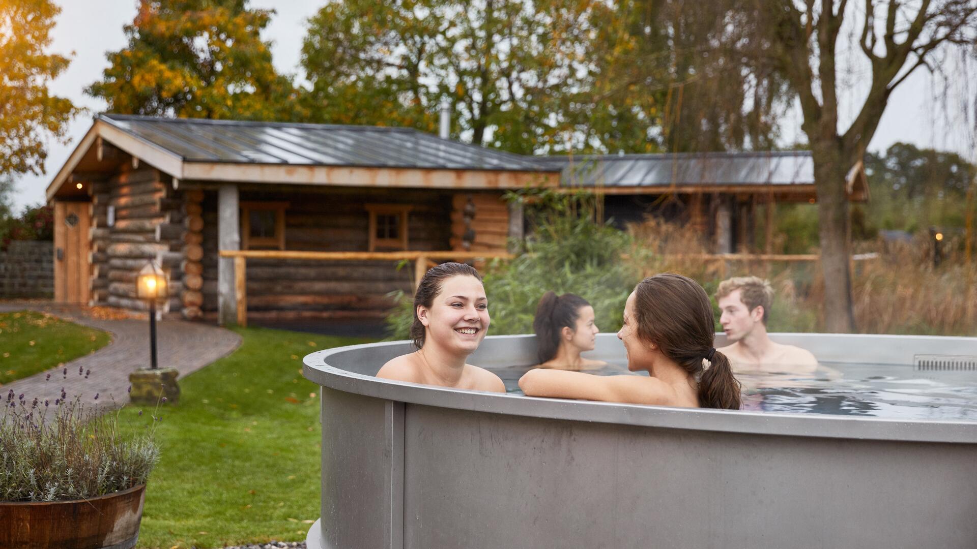Een groep gasten in een hottub van Zwaluwhoeve 